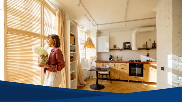 Fotografía de una mujer indecisa entre casa o departamento para vivir